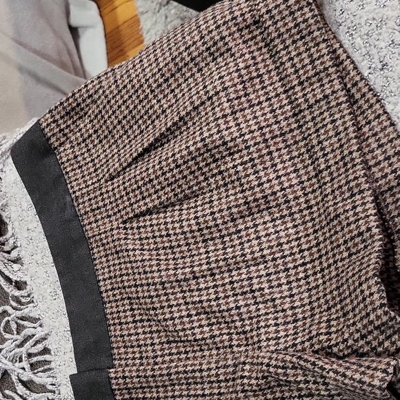 Express Shorts - Picture 3 of 12